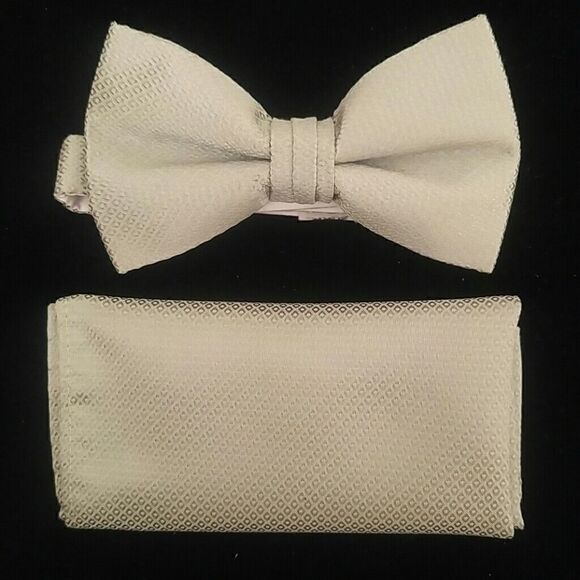 MEN'S LARR BRIO BOW TIE AND HANKY SET - Picture 2 of 2